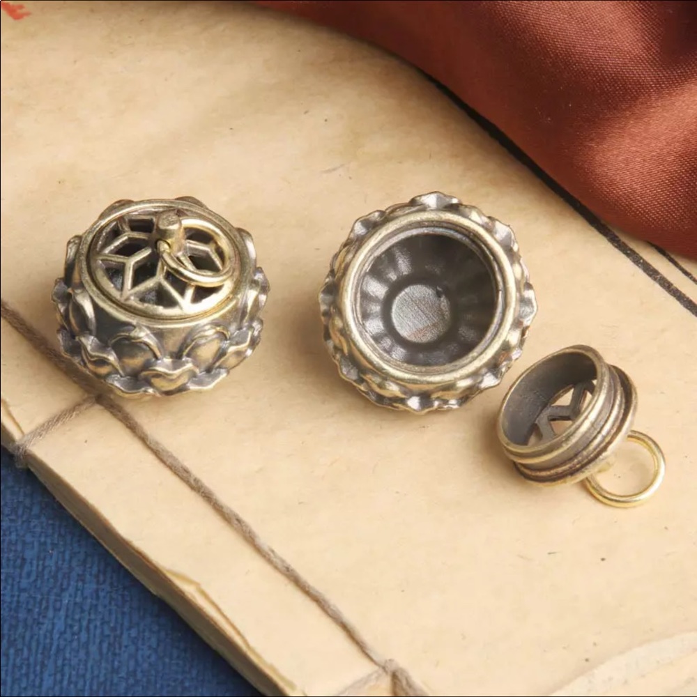 Lotus pendant - Picture 2 of 6